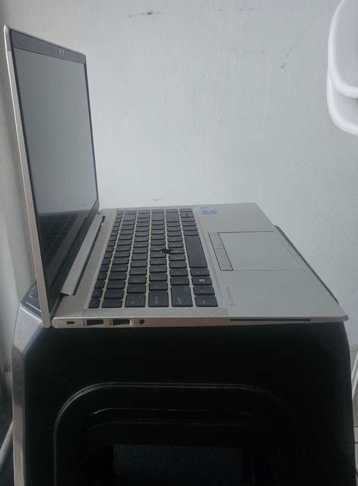 HP Elitebook G8 840 i5 11th Gen 16 gig DDR 500 gig SSD