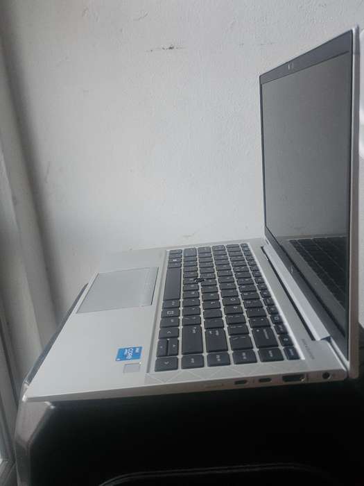 HP Elitebook G8 840 i5 11th Gen 16 gig DDR 500 gig SSD