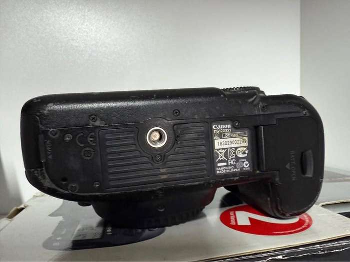 Canon EOS 5D MKIII Fullframe Body + Canon 430EX II Flash - COMBO