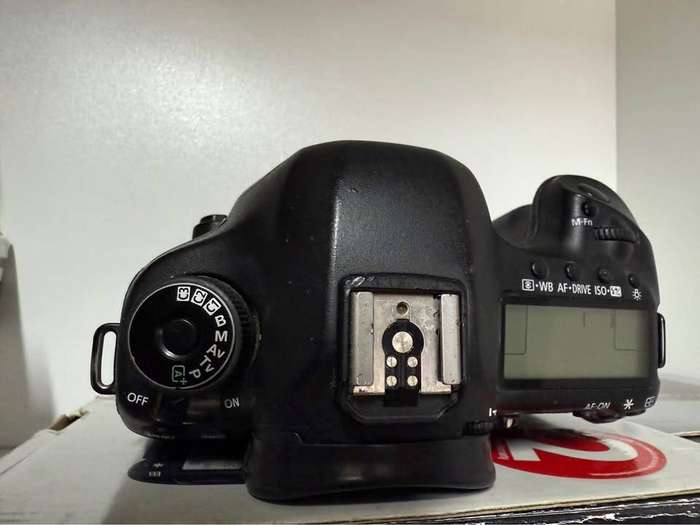 Canon EOS 5D MKIII Fullframe Body + Canon 430EX II Flash - COMBO