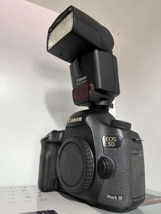 Canon EOS 5D MKIII Fullframe Body + Canon 430EX II Flash - COMBO