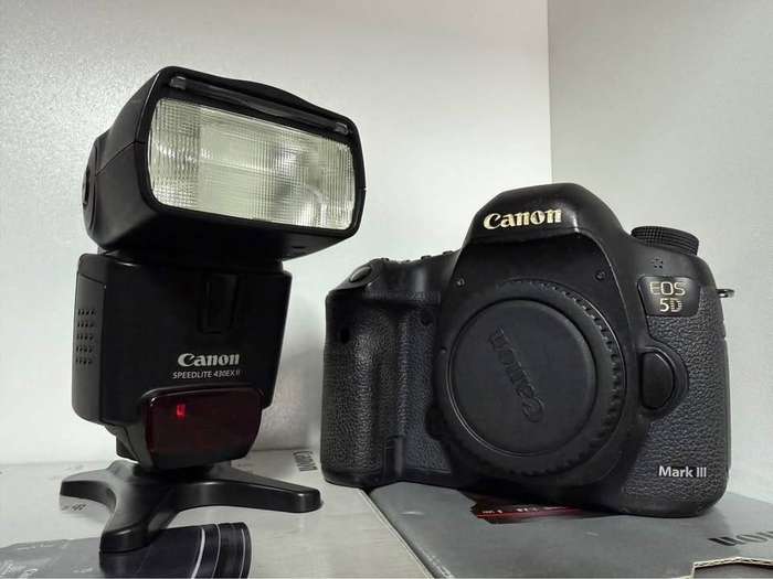 Canon EOS 5D MKIII Fullframe Body + Canon 430EX II Flash - COMBO