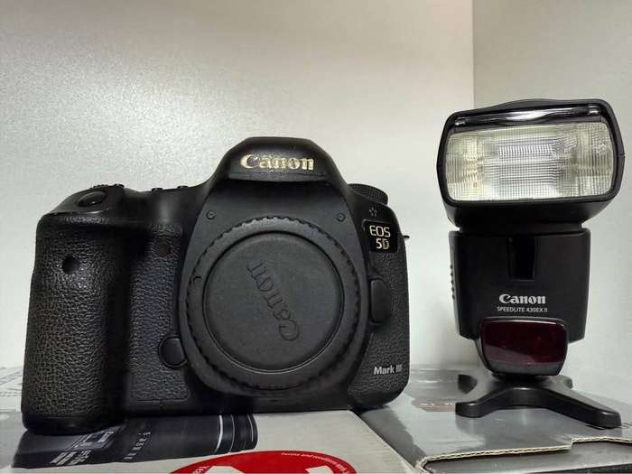 Canon EOS 5D MKIII Fullframe Body + Canon 430EX II Flash - COMBO