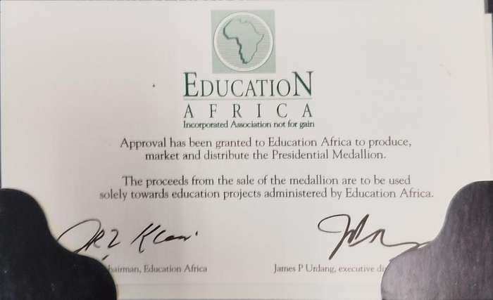 Mandela Legacy Collectors Set  R2 Coin, 1994 FDC, SA Mint Medallion & 46664 Wine