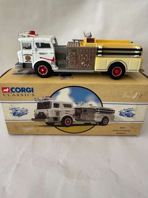 Corgi - Classics - Mack CF Pumper