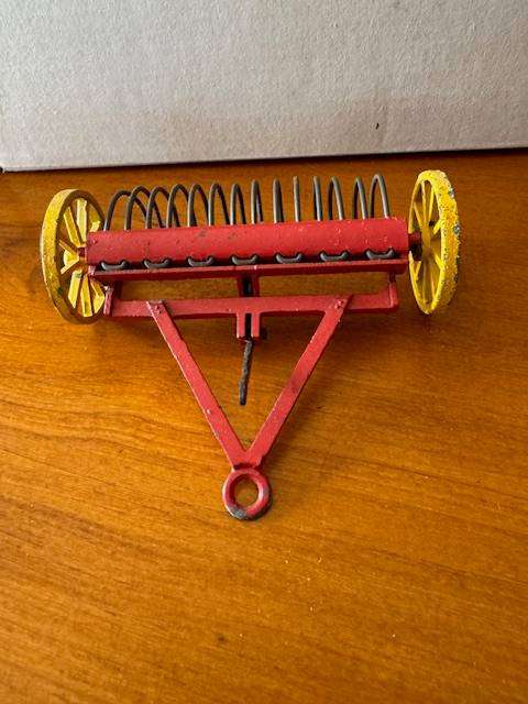 Dinky Toys 324/27K - Meccano - Hay Rake