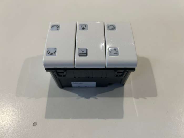 KNX EASY 6-CHANNEL SWITCH WITH INTERCHANGEABLE SYMBOLS BLACK GW12753A