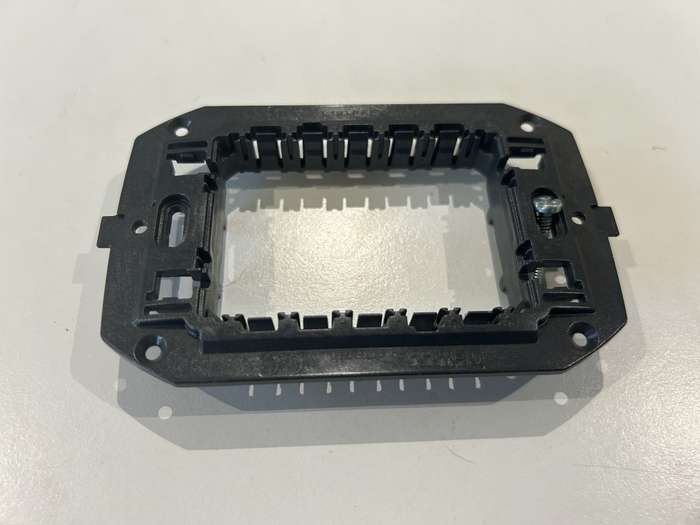 CHORUS 3-GANG SUPPORT PLATE GW16803 GEWISS