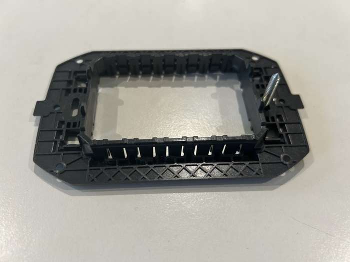 CHORUS 3-GANG SUPPORT PLATE GW16803 GEWISS