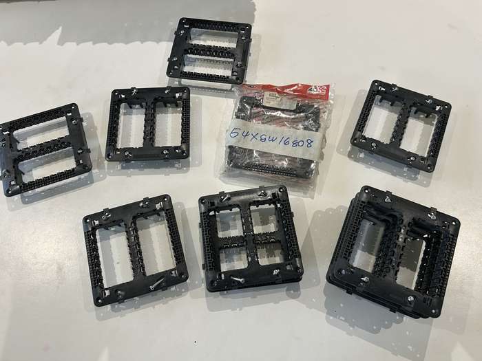 CHORUS 8-GANG SUPPORT PLATE GW16808 GEWISS