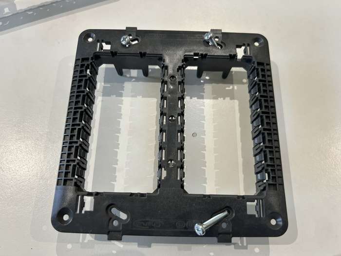 CHORUS 8-GANG SUPPORT PLATE GW16808 GEWISS
