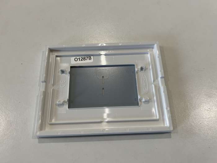 TOUCH PLATE 3P WHITE 2 SIGNS GW16952CB