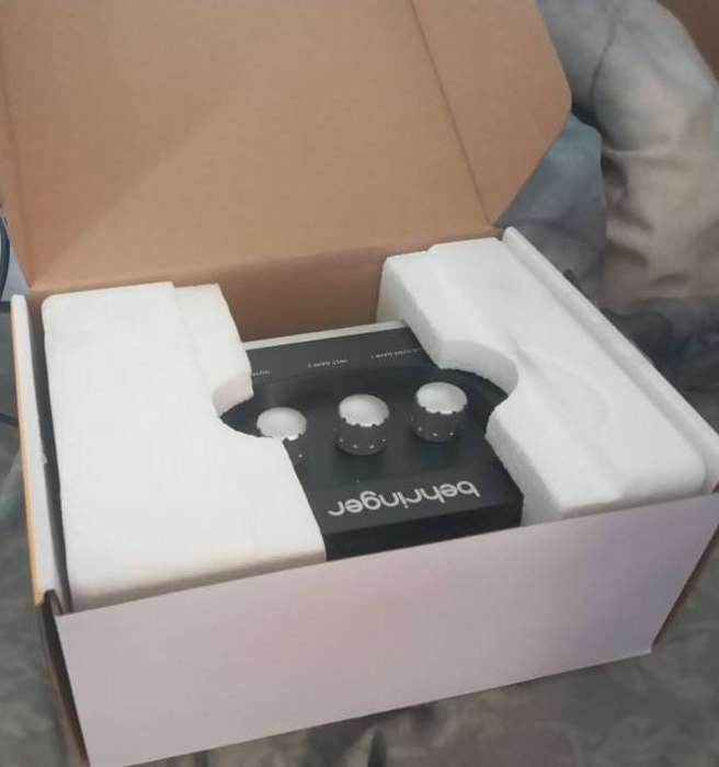 Behringer U-Phoria UM2 Audio Interface