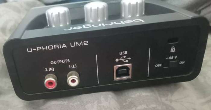 Behringer U-Phoria UM2 Audio Interface
