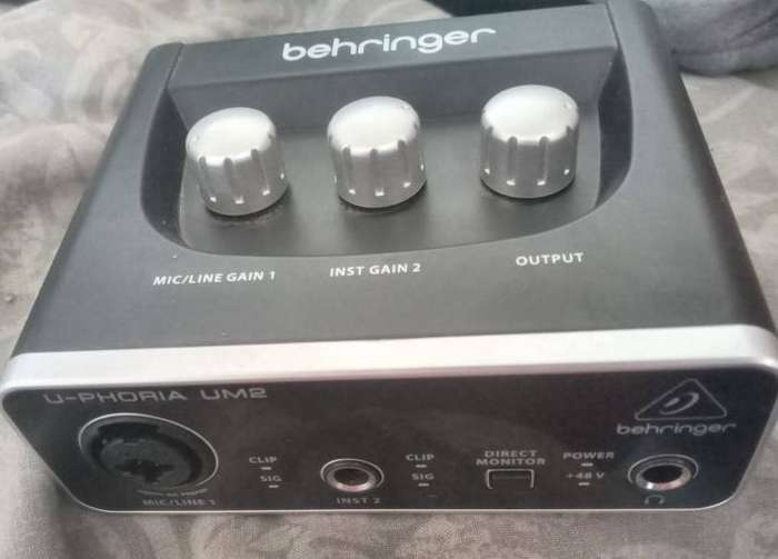 Behringer U-Phoria UM2 Audio Interface