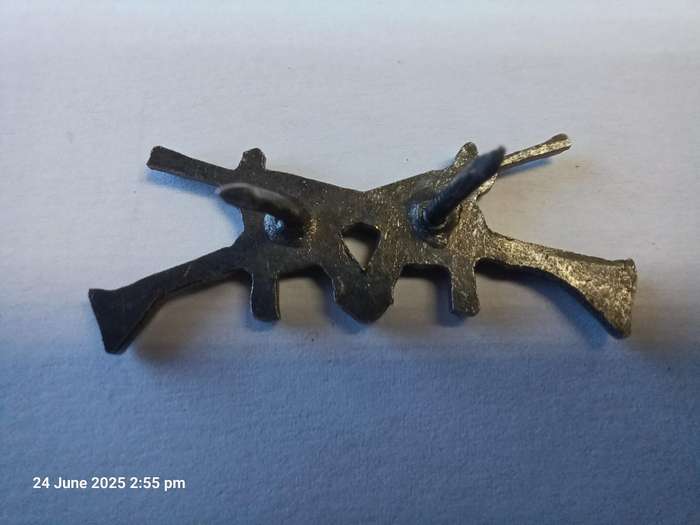 S.W.A. TERRITORIAL FORCE 2'ND CLASS MARKSMAN BADGE - PINS INTACT