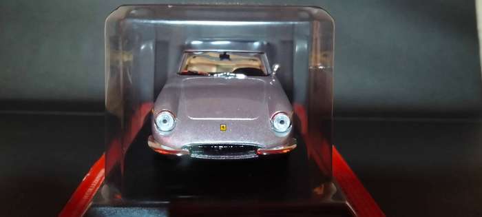 Ferrari 330 GTS Model Car
