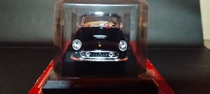 Ferrari 250 GT California Model Car
