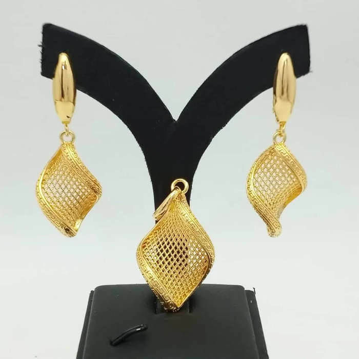 Skin Friendly Beautiful And Designer Gold Necklace With Earrings Set For Party Wear Gender: Women's