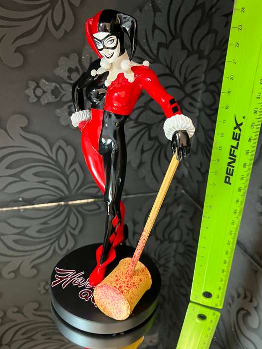 DC Direct Cover Girls of the DC Universe  Harley Quinn Statue ~ 9.5" Display Piece