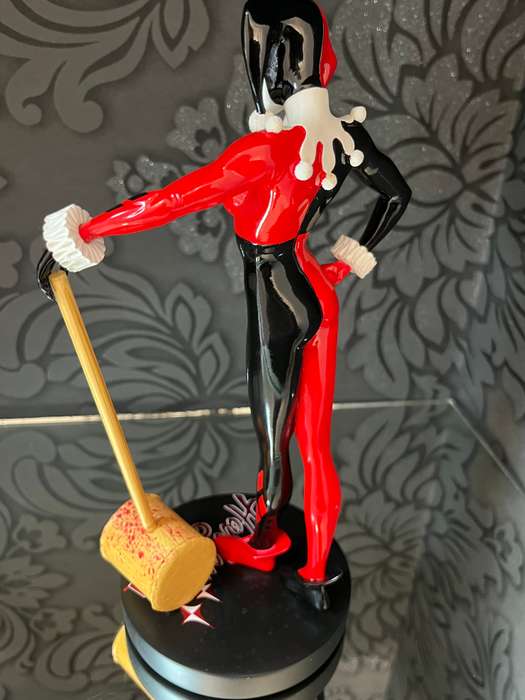 DC Direct Cover Girls of the DC Universe  Harley Quinn Statue ~ 9.5" Display Piece