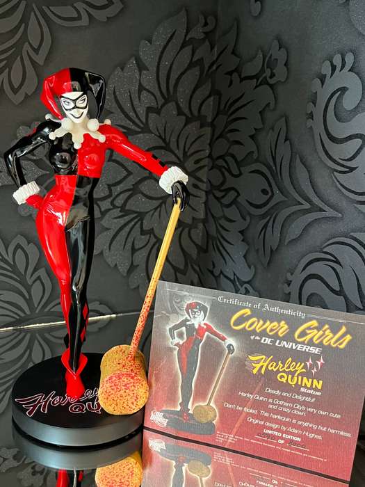 DC Direct Cover Girls of the DC Universe  Harley Quinn Statue ~ 9.5" Display Piece