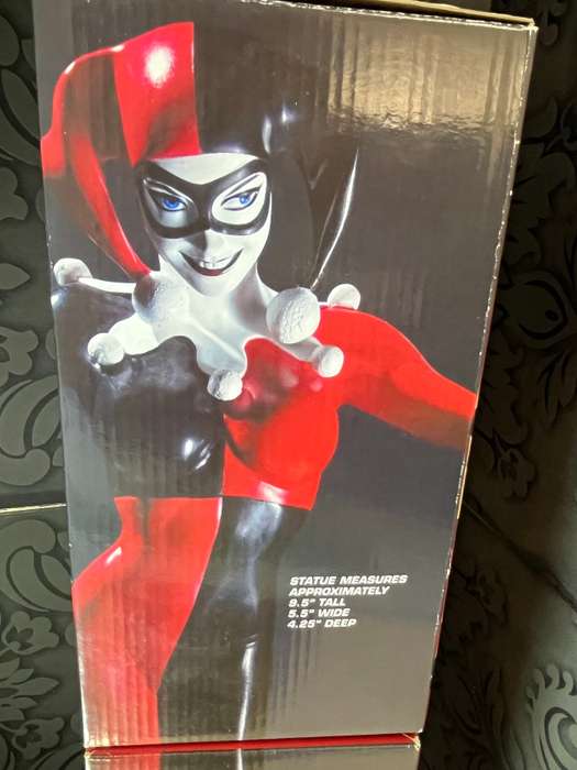 DC Direct Cover Girls of the DC Universe  Harley Quinn Statue ~ 9.5" Display Piece