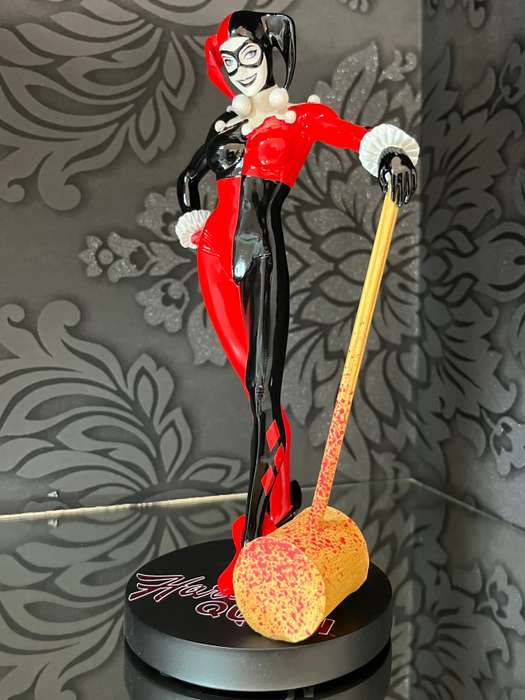 DC Direct Cover Girls of the DC Universe  Harley Quinn Statue ~ 9.5" Display Piece