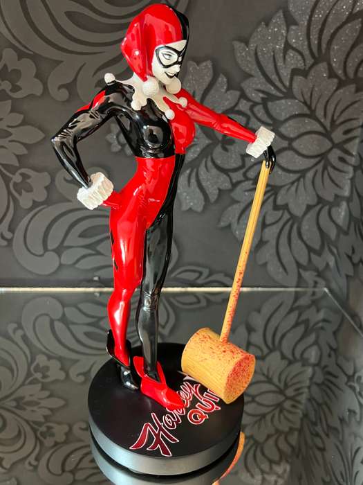 DC Direct Cover Girls of the DC Universe  Harley Quinn Statue ~ 9.5" Display Piece
