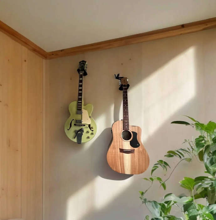 AutoLocking Guitar Hook