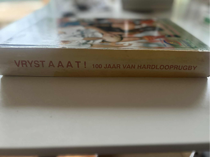 VRYSTAAT - 100 Jaar Van Hardlooprugby 1895 to 1995 Met Inskripsie en getekrn demur Steve Strydom