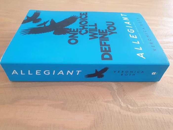 Veronica Roth : Divergent Series Book 2 & Book 3 - "Insurgent" & "Allegiant"