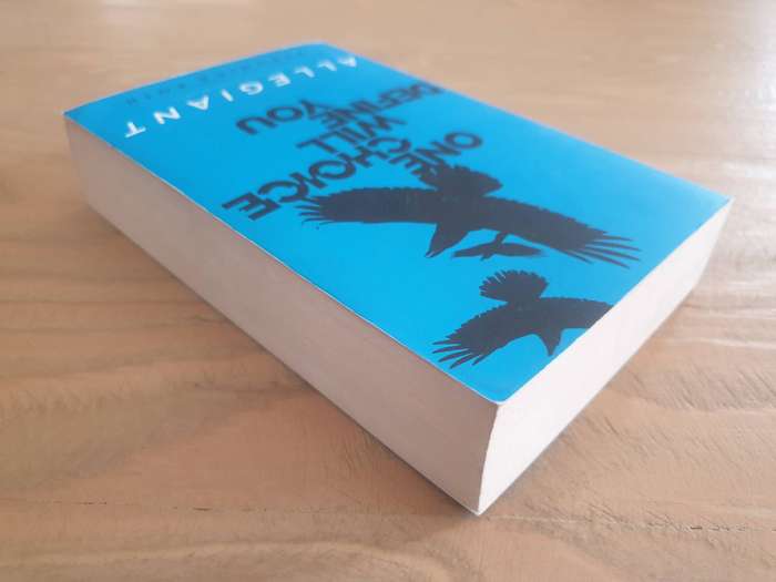 Veronica Roth : Divergent Series Book 2 & Book 3 - "Insurgent" & "Allegiant"