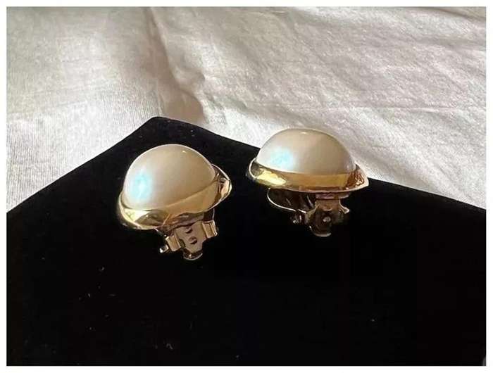 1950s Vintage Oval Gold Tone Faux Pearls Clip Earrings by RICHELIEU