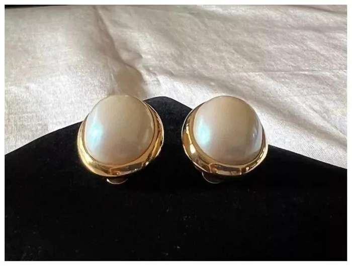 1950s Vintage Oval Gold Tone Faux Pearls Clip Earrings by RICHELIEU