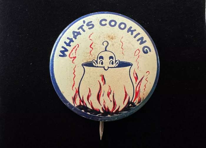 c1950s Vintage US Novelty WHAT'S COOKING Gum Vending Machine Button Pin Pinback