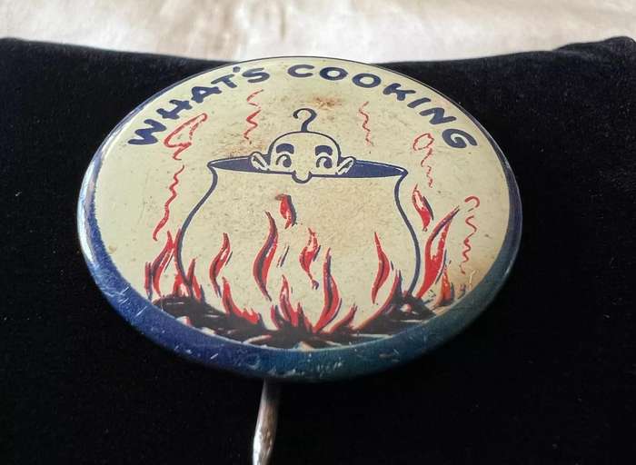 c1950s Vintage US Novelty WHAT'S COOKING Gum Vending Machine Button Pin Pinback