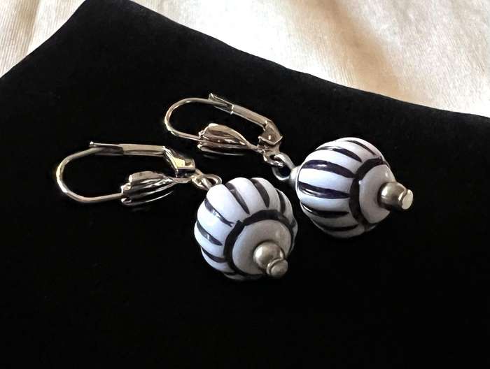 1980s Vintage Silver Tone White & Blue Glass Beads Pierced Earrings