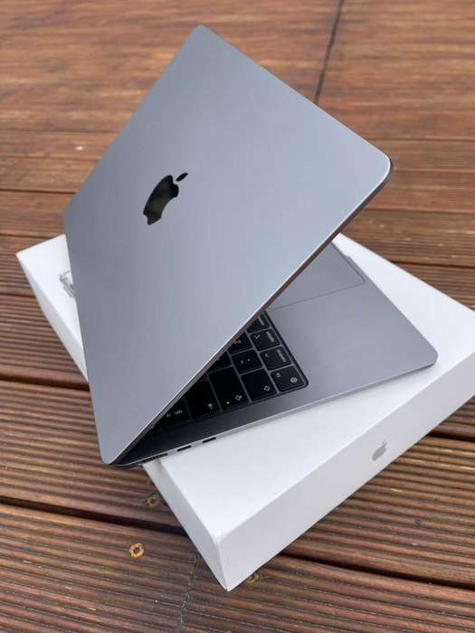 Apple Macbook Air M2 2022 (Like New)