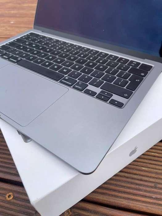 Apple Macbook Air M2 2022 (Like New)