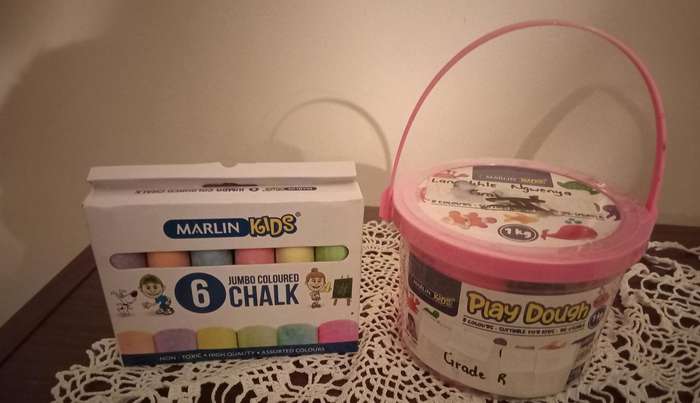 1 x 1KG play Dough plus box 6 jumbo colored chalk