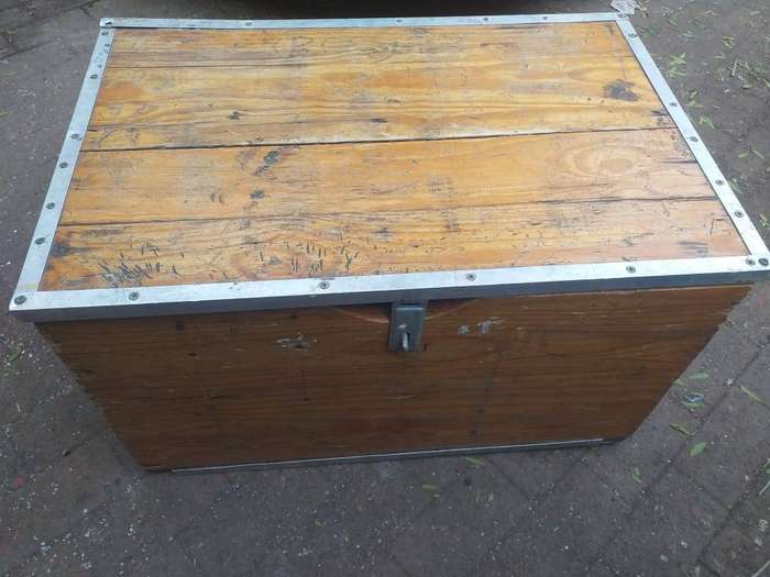 Lockable wooden trunk