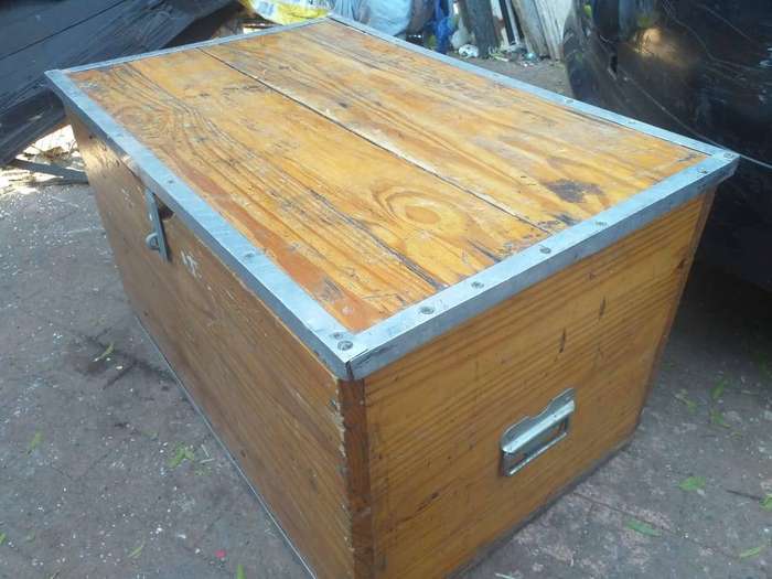 Lockable wooden trunk