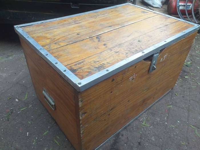 Lockable wooden trunk