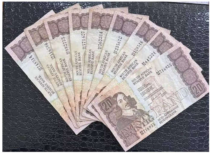 SOUTH AFRICA: GPC DE KOCK - (9) NINE TWENTY RAND NOTES - D PREFIX - BID PER NOTE- MIN 3 PER ORDER