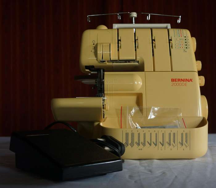 Bernina Overlocker 2000DE with Bag