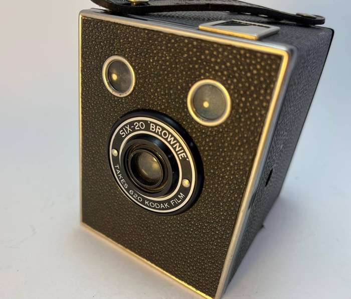 Kodak Six-20 Brownie Junior (Super Model)  Vintage UK Box Camera