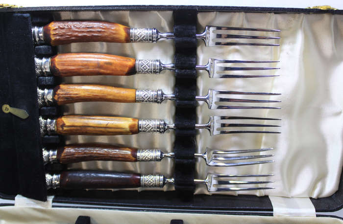 Trafalgar Steak Knives & Forks by Harrison Fisher & Co, S/Steel and Horn Handles In Case