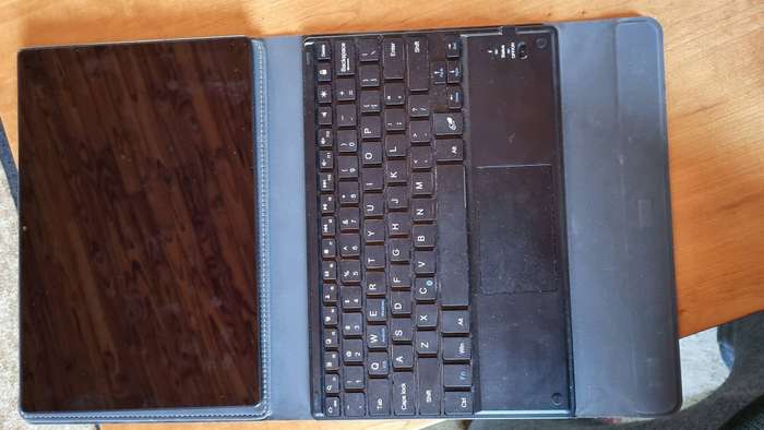 Samsung Galaxy A8 Tablet 32 GIG With cover and Bluetooth keyboard/mouse