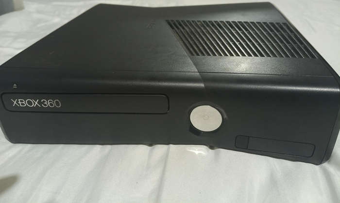 Xbox 360 slim (sale ends on the 16th of august 22:30)-I wil take any offers above R800